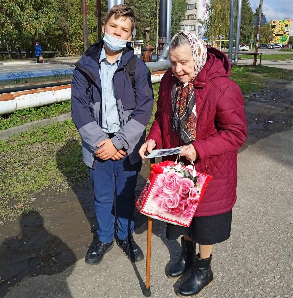 Школьники поздравили пенсионеров с Днём пожилого человека